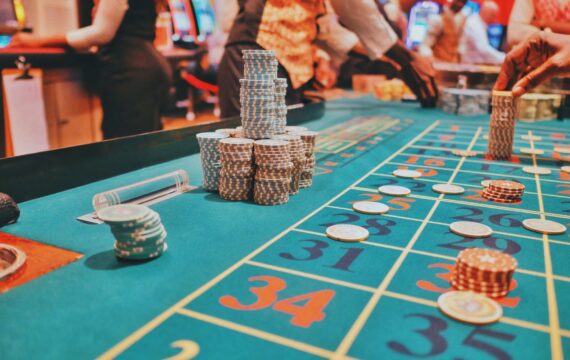 Casino terrestre ou plateforme en ligne : deux façons très différentes de vivre le jeu