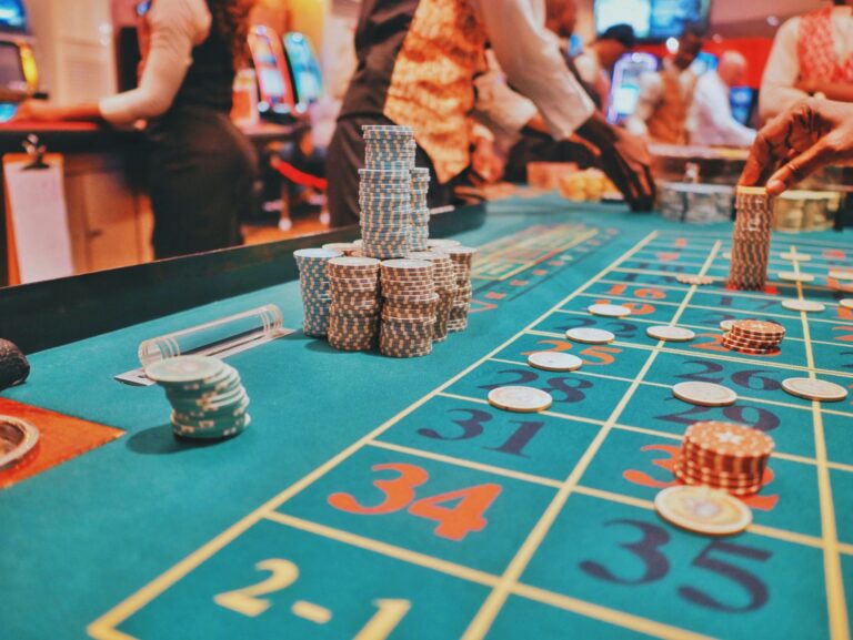 Casino terrestre ou plateforme en ligne : deux façons très différentes de vivre le jeu