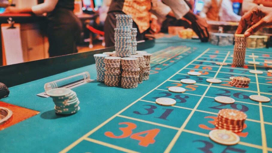 Casino terrestre ou plateforme en ligne : deux façons très différentes de vivre le jeu